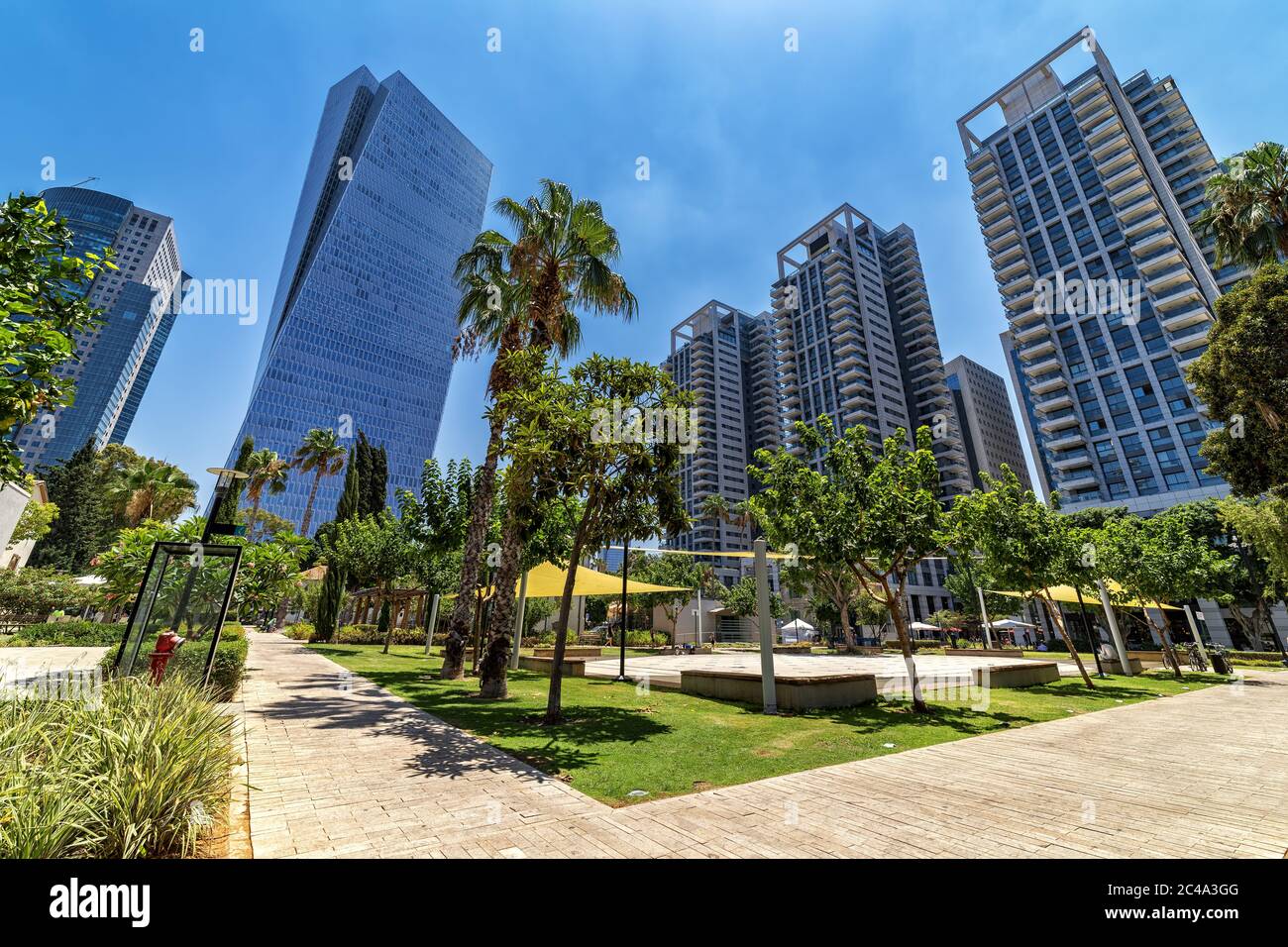 De grands bâtiments d'affaires et résidentiels modernes sous un ciel bleu, vus du marché de Sarona à tel Aviv, Israël (vue à angle bas). Banque D'Images