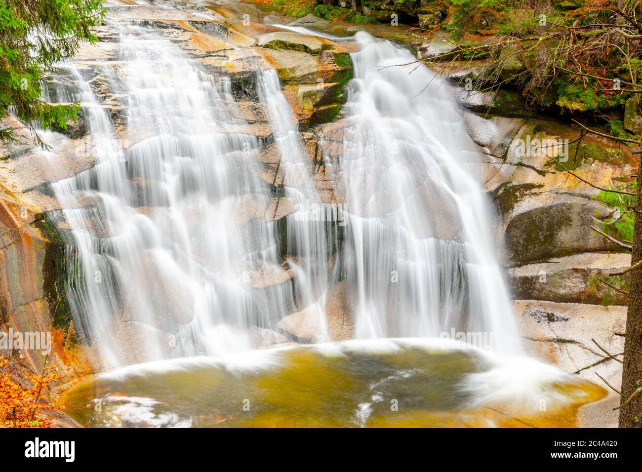 Cascade de Mumlava en automne, Harrachov, montagnes géantes, parc national de Krkonose, République tchèque Banque D'Images