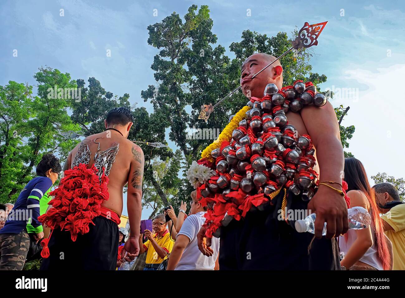 Penang, Malaisie - 9 février 2017: Kavadi bearear se préparant à se produire le jour de Thaipusam.ce sacrifice et offrande exécutés par les dévotés pendant t Banque D'Images