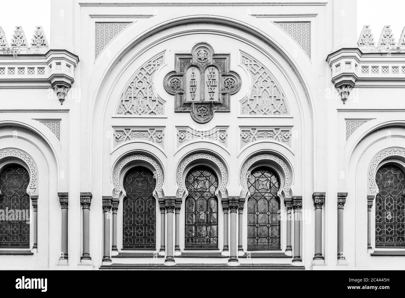 Des fenêtres pittoresques de la synagogue espagnole à Josefov, Prague, République tchèque. Vue détaillée. Image en noir et blanc. Banque D'Images