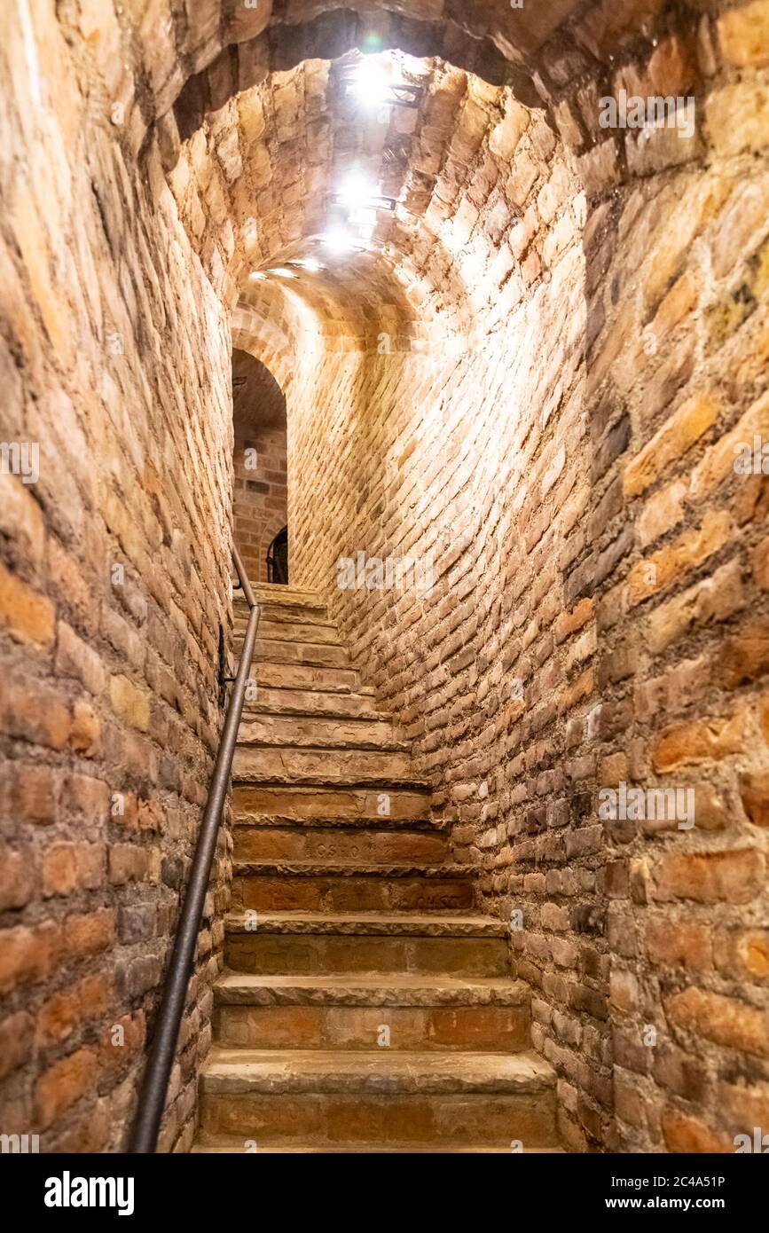 Escalier étroit dans une ancienne cave avec murs en briques. Banque D'Images