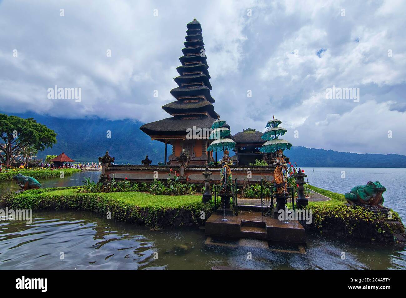 Vue rapprochée du temple flottant du lac Bratan, bali. Banque D'Images