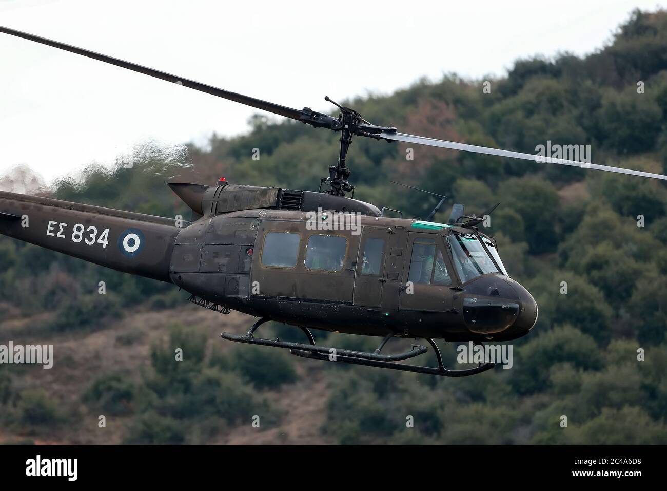 Askos, Grèce - 14 févr. 2020: UH-1H Huey hélicoptère prend part à un exercice militaire international avec un vrai feu (Golden Fleece -20) entre grec, Banque D'Images