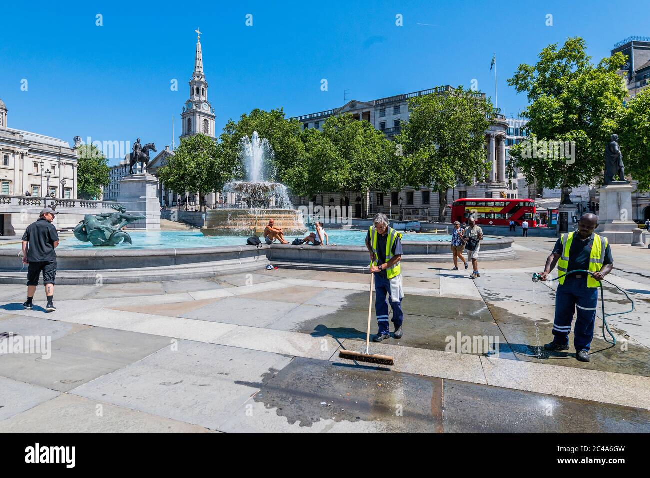 Londres, Royaume-Uni. 25 juin 2020. L'eau des fontaines est attrayante mais les gardes de sécurité apparaissent rapidement si les gens sont tentés de se mettre à l'eau - en profitant du soleil sur Trafalgar Square, peut-être le jour le plus chaud de l'année. Le « verrouillage » continue d'être atténué pour l'épidémie de coronavirus (Covid 19) à Londres. Crédit : Guy Bell/Alay Live News Banque D'Images