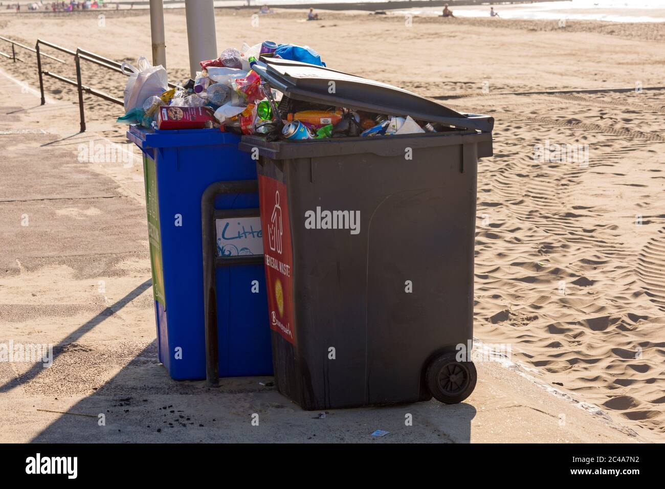 Les ordures laissées sur le plus chaud jour de l'année pendant la vague de chaleur à la plage de Bournemouth, Dorset Royaume-Uni en juin - déchets de litière Banque D'Images