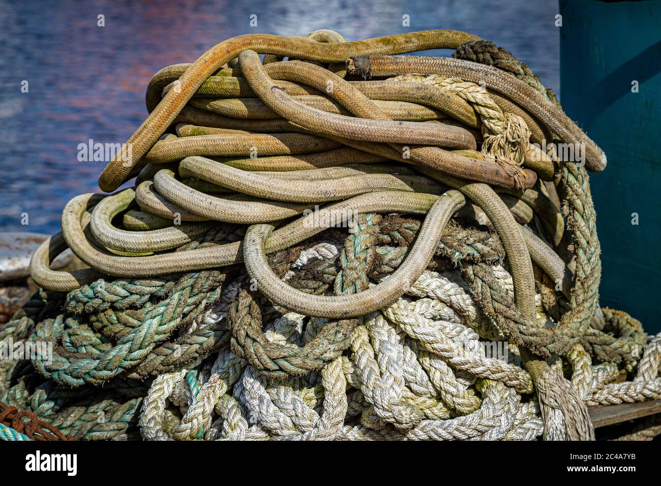 Un tas de corde dans un port, sur l'île Hebridean de Lewis Banque D'Images