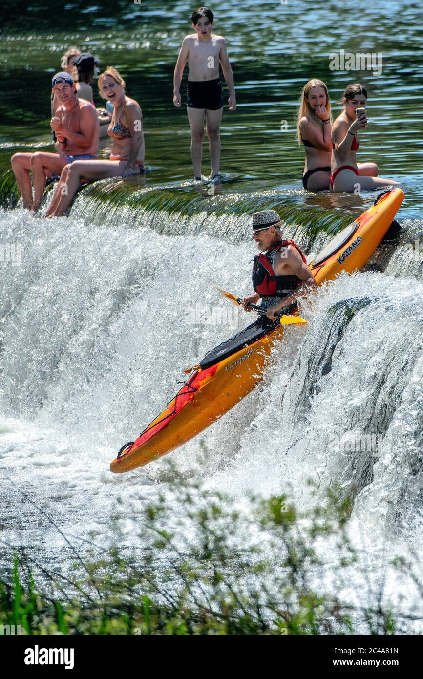 Un homme fait du kayak dans le comté de Warleigh dans le Somerset. Banque D'Images