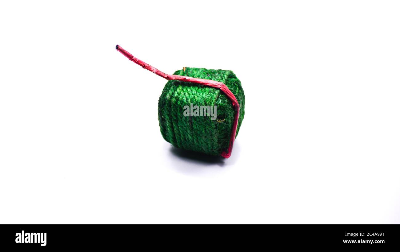 Bombe artisanale Diwali isolée sur fond blanc, Banque D'Images