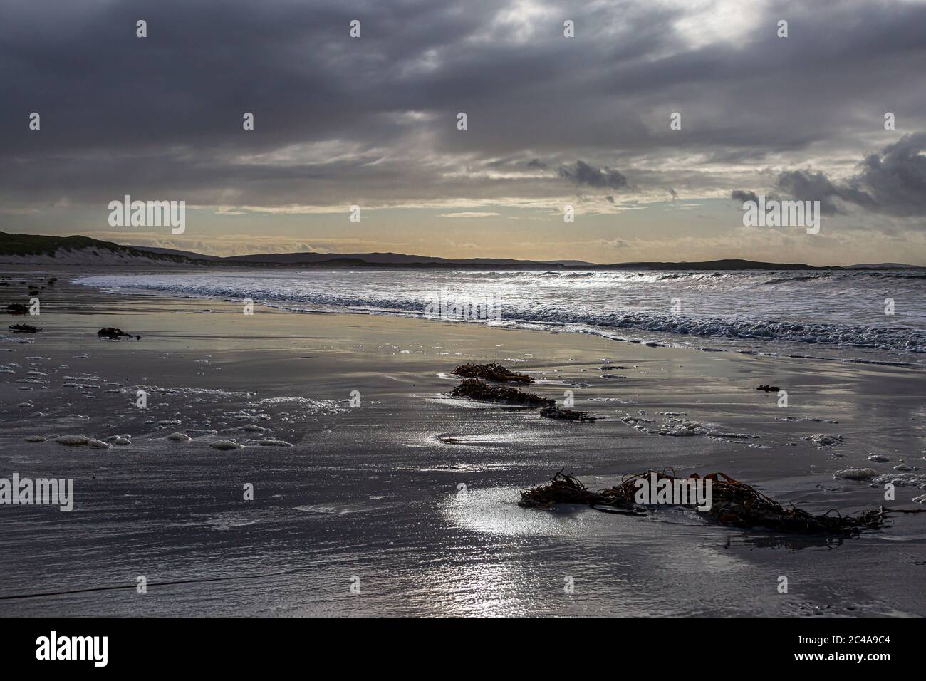 La lumière du soleil scintille sur la plage de sable, à Clachan Sands, sur l'île Hebridean de North Uist Banque D'Images