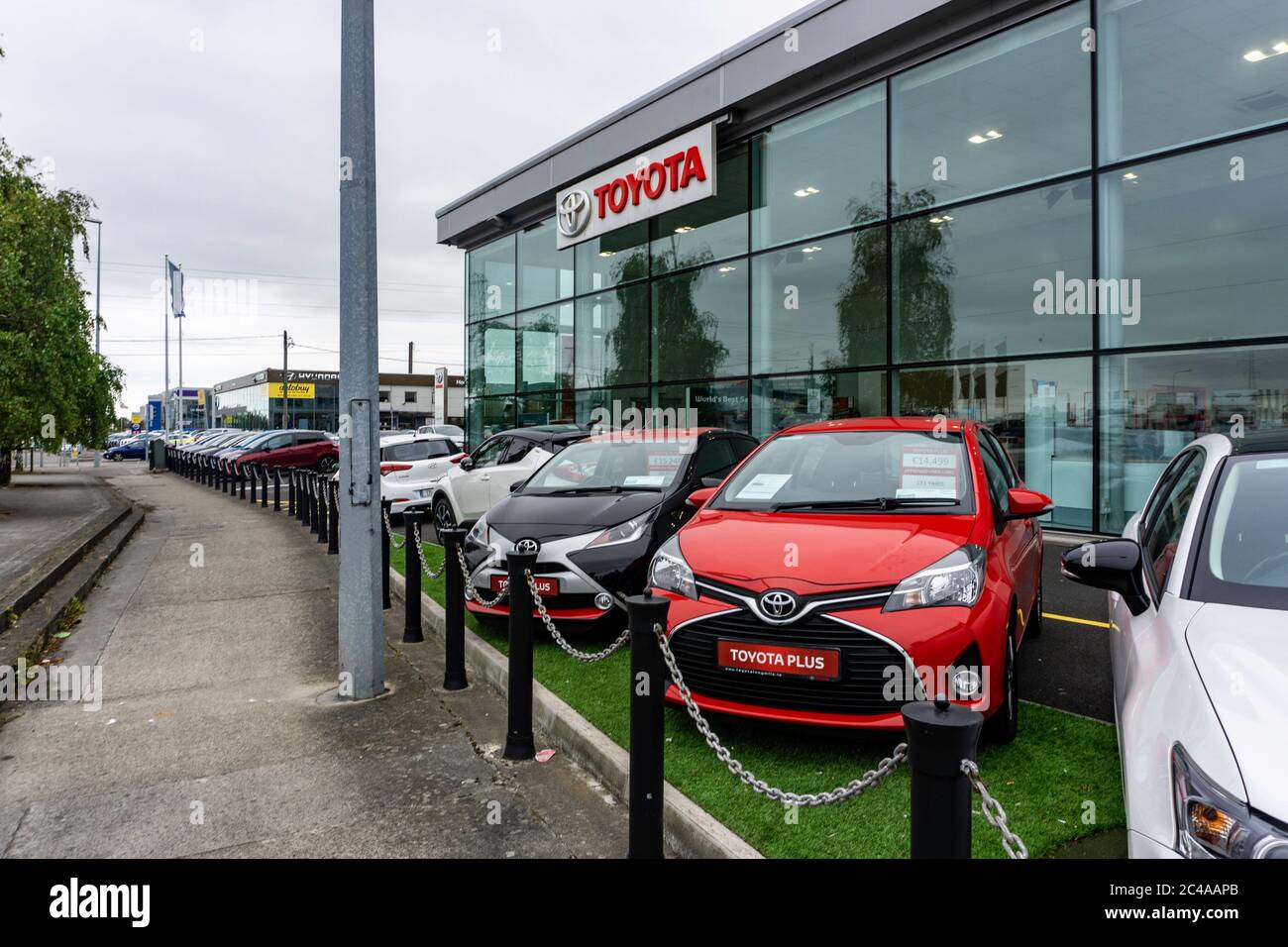 Une salle d'exposition de voitures Toyota sur long Mile Road à Dublin, en Irlande. Banque D'Images