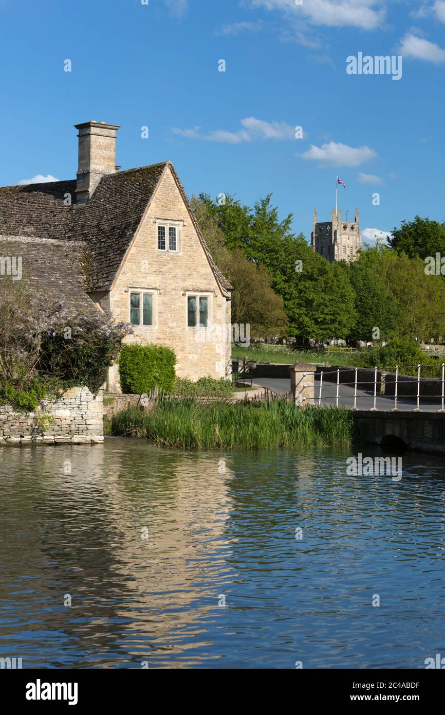 Rivière Colne et Fairford church, Fairford, Cotswolds, Gloucestershire, Angleterre, Royaume-Uni, Europe Banque D'Images