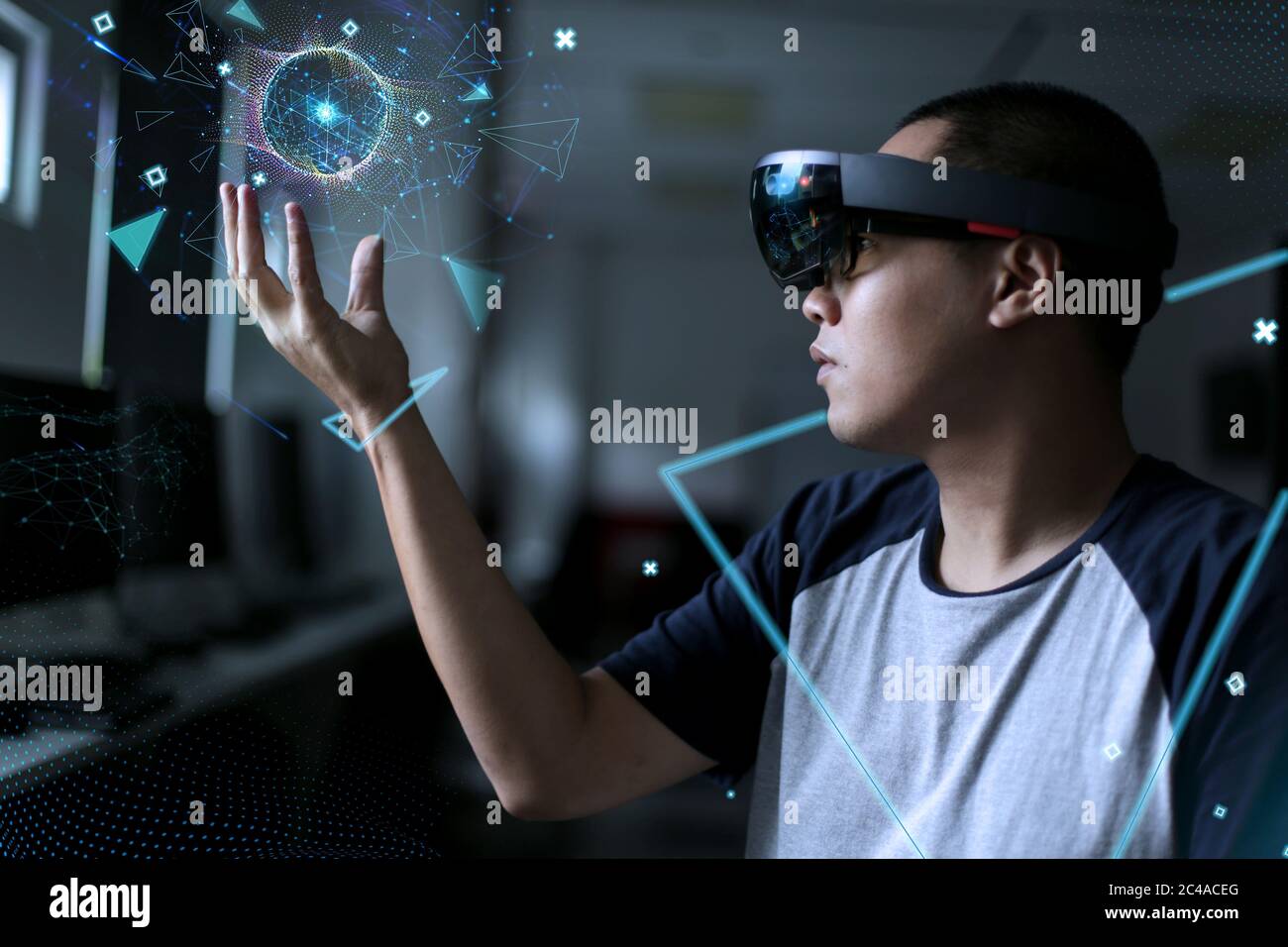 Garçon en réalité augmentée avec des lunettes hololens dans la salle de laboratoire. Technologie avancée avec concept de réalité mixte. Banque D'Images