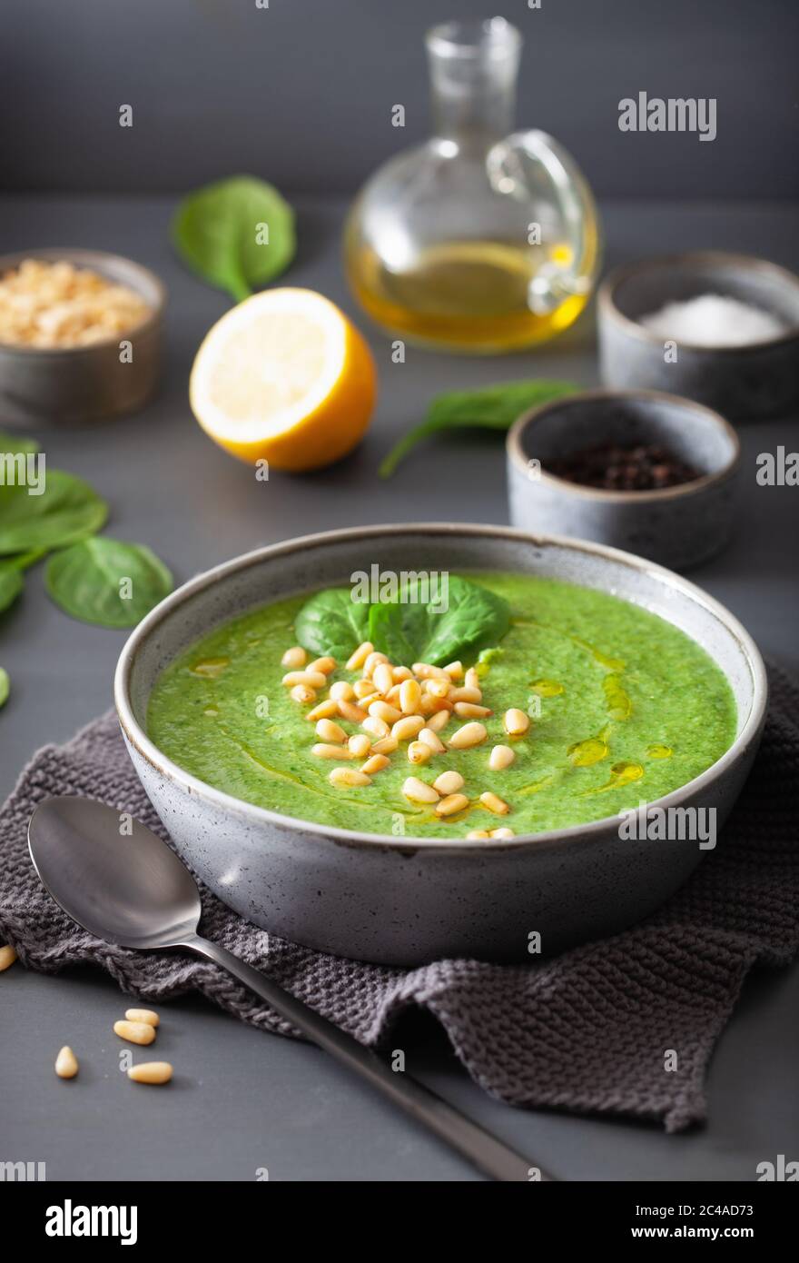 Chou-fleur soupe épinards crémeux vert sur fond gris Banque D'Images