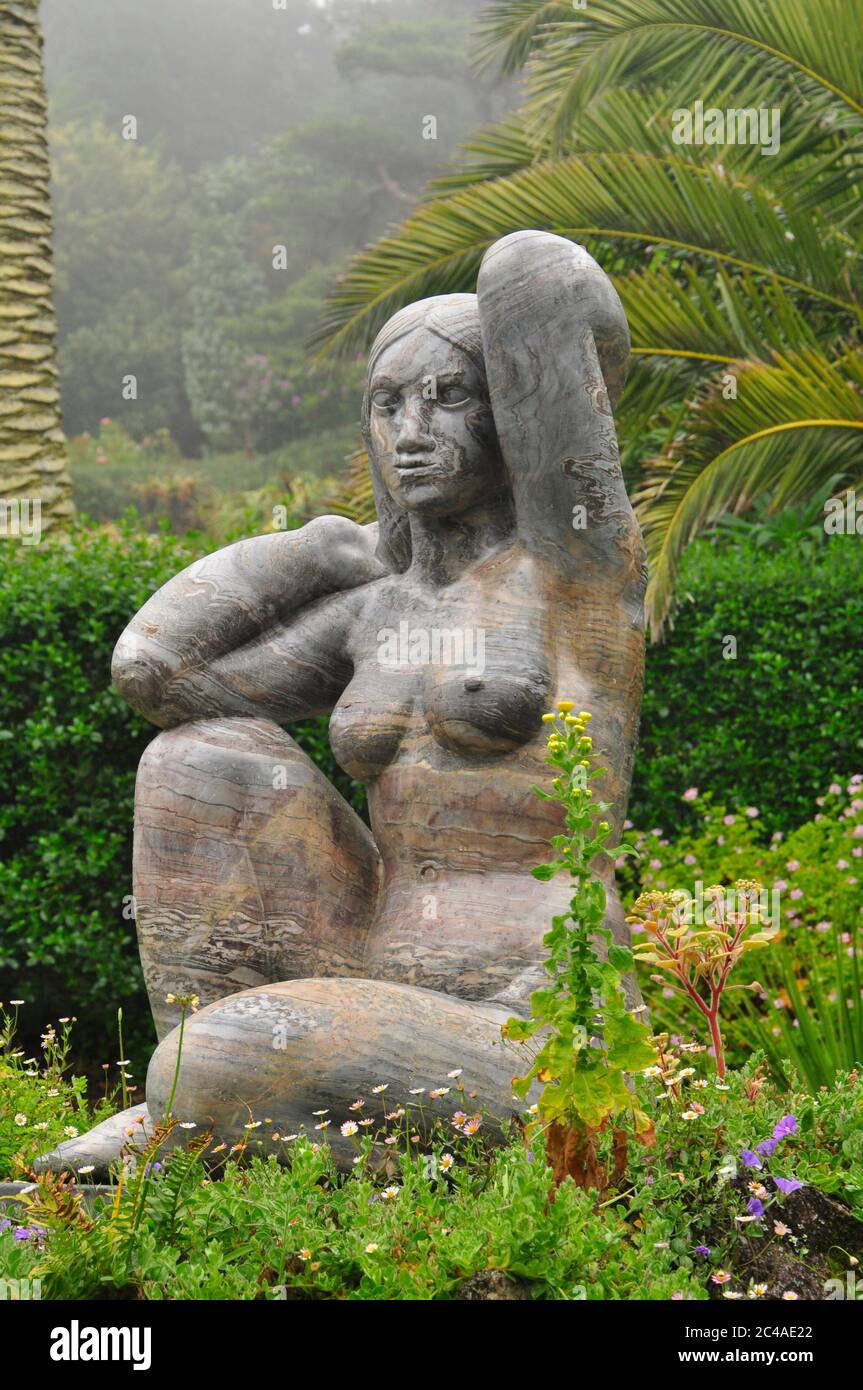 Une statue de la déesse de la terre Gaia parmi les plantes exotiques dans les jardins de l'abbaye de Tresco sur l'île de Tresco dans les îles de Scilly.Cornwall, Royaume-Uni Banque D'Images