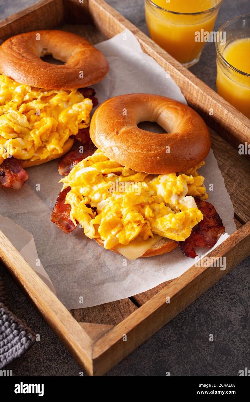 petit déjeuner sandwich aux œufs et au bacon sur bagel avec fromage Banque D'Images