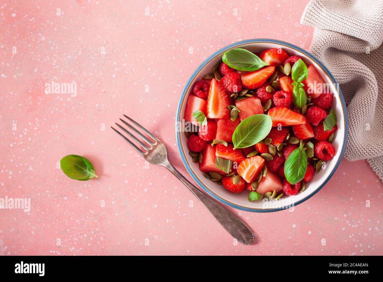 salade de pastèque aux graines de basilic et framboise aux fraises. dessert d'été sain Banque D'Images