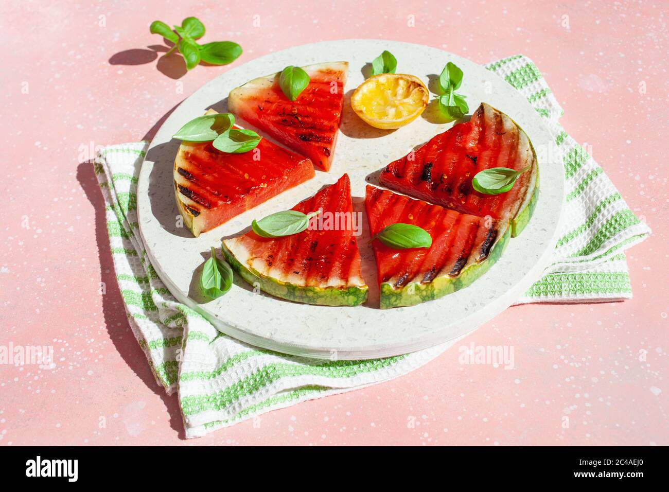 tranches de pastèque grillées au citron et au basilic. dessert d'été Banque D'Images