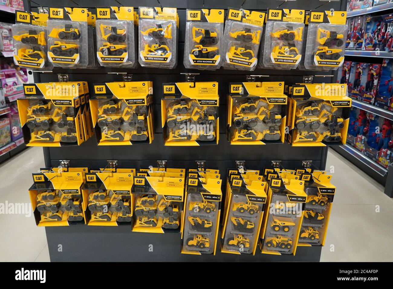 Dubai eau décembre 2019 - UNE collection de pelles hydrauliques et jouets  de camion CAT au magasin Toys. Jouets suspendus en magasin pour la vente.  Jouets DE la marque CAT dans un