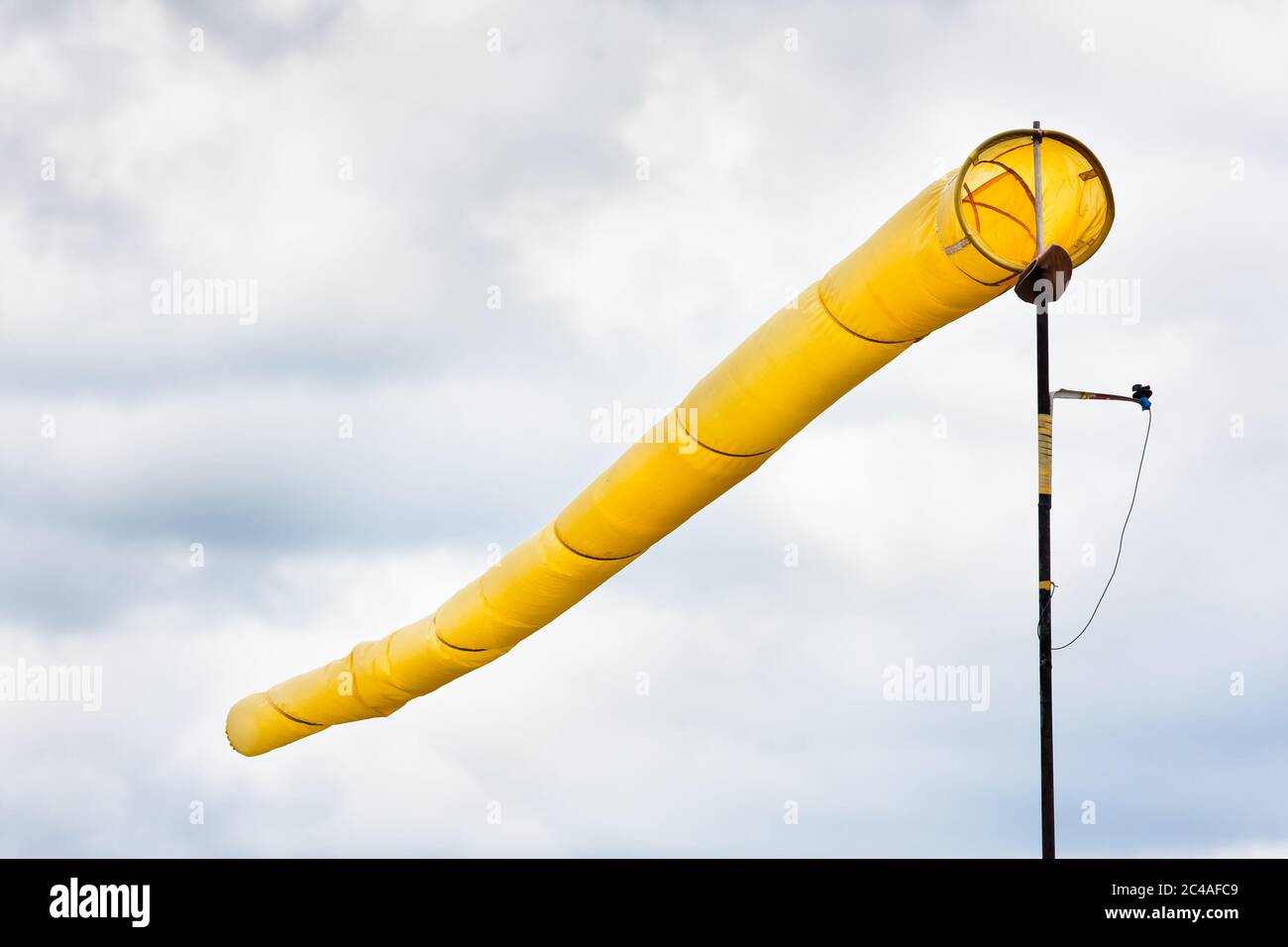 windsock jaune sur fond de ciel Banque D'Images