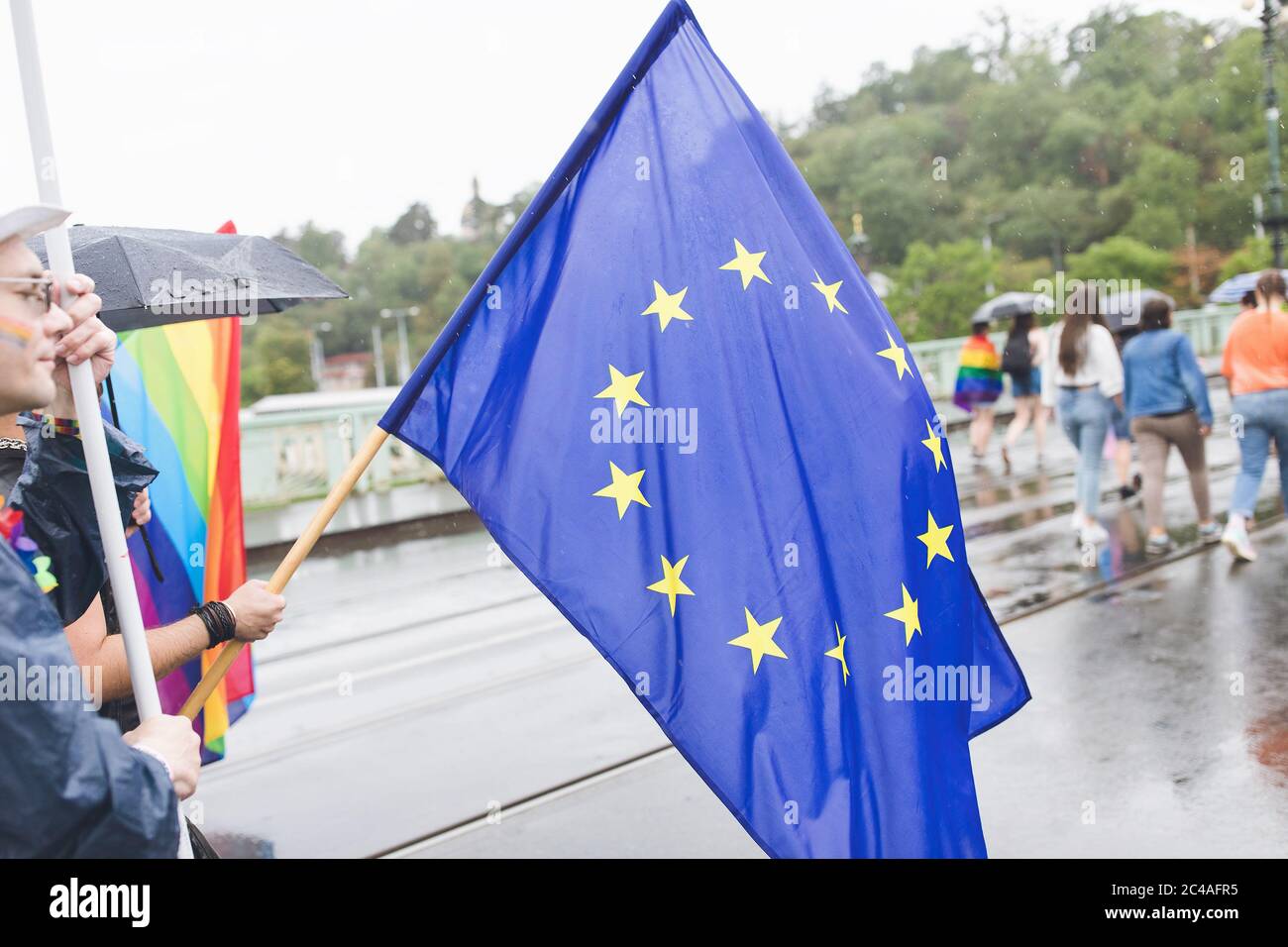 Les gens à Prague gay Pride parade. Homme en costume Banque D'Images