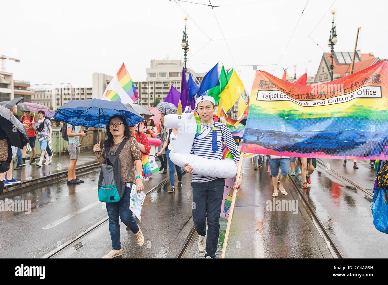 Les gens à Prague gay Pride parade. Homme en costume Banque D'Images