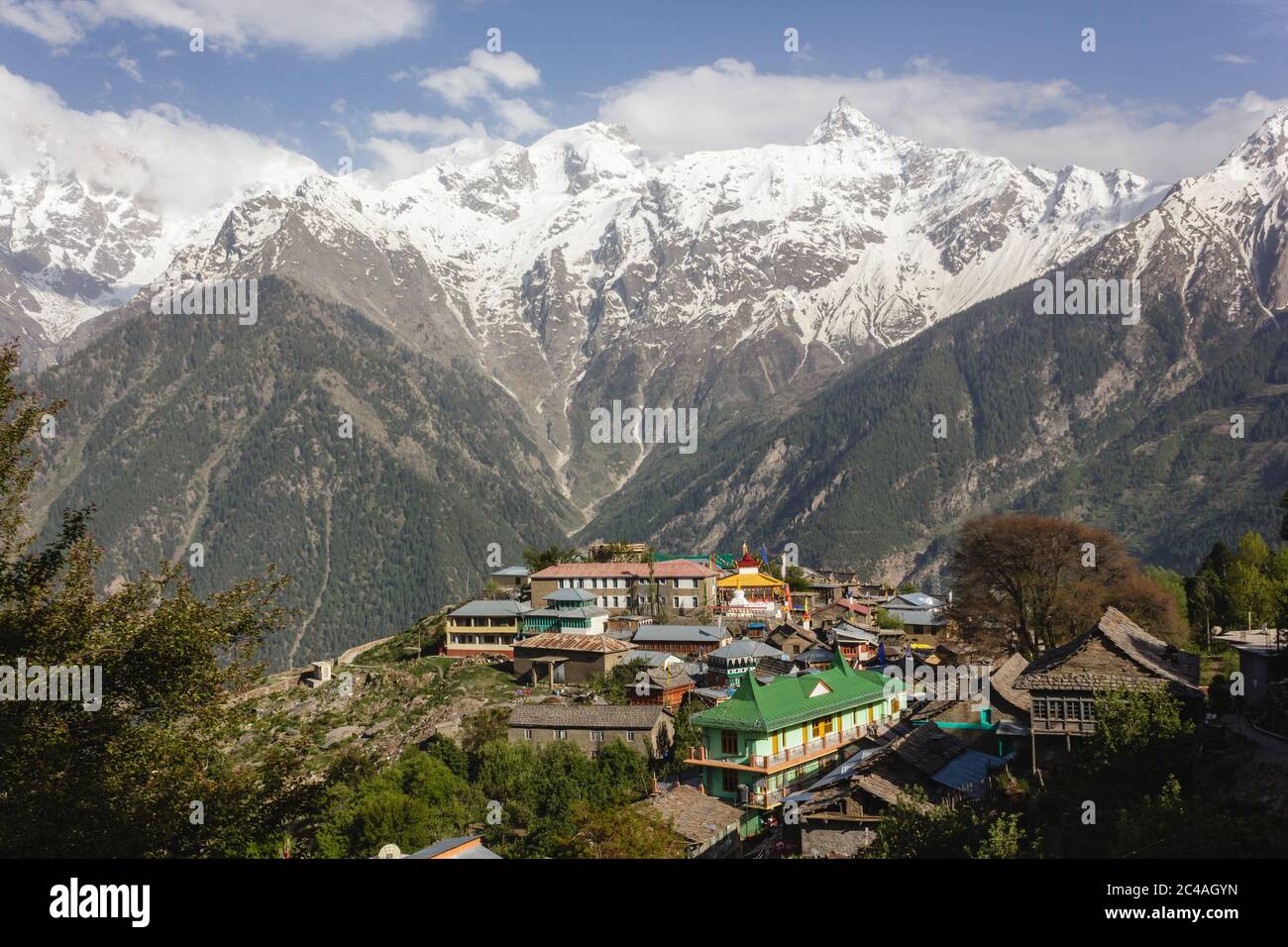 Vue sur le village de Kalpa entouré par les sommets himalayens de la chaîne de Kinner Kailash à Kinnaur, Inde. Banque D'Images