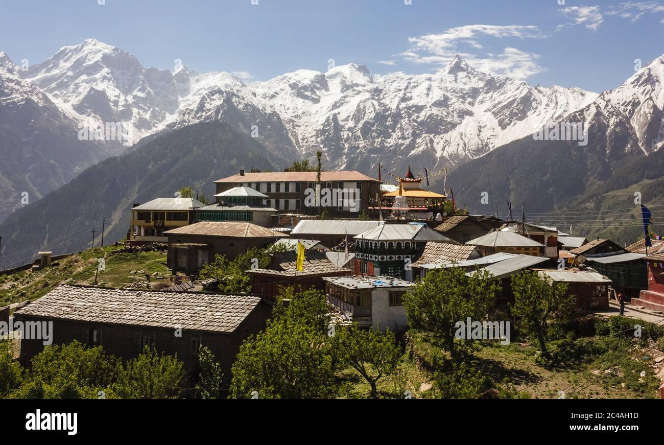 Vue sur le village de Kalpa entouré par les sommets himalayens de la chaîne de Kinner Kailash à Kinnaur, Inde. Banque D'Images