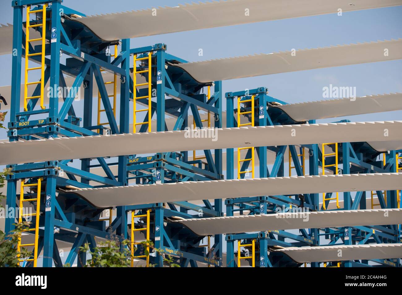 Glasgow, Écosse, Royaume-Uni. 25 juin 2020. Photo: Pales de ventilateur de turbine à vent empilées dans un dépôt de holding à Govan à Glasgow. Ce qui est spécial à propos de ces pales de ventilateur, c'est qu'elles ont un bord de fuite dentelé, ce qui permet de réduire le bruit de fond d'air lorsque la pale coupe l'air. Les pales de ventilateur des grandes turbines atteignent normalement des vitesses d'environ 120 mph, ce qui provoque du bruit. Le Royaume-Uni devant atteindre son objectif en matière d’énergies renouvelables vertes, la technologie jouera un rôle dans la réduction de l’empreinte sonore des turbines. Crédit : Colin Fisher/Alay Live News Banque D'Images