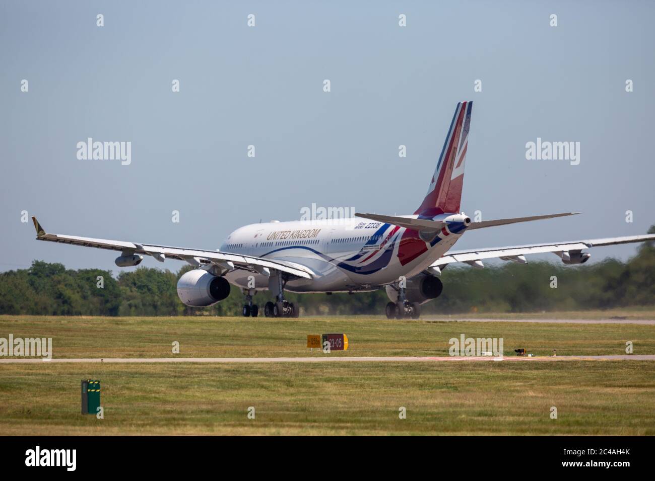 La photo du 25 juin montre l'Airbus Voyager RAF récemment repeint utilisé par Boris Johnson et la famille royale pour les affaires officielles quittant l'aéroport de Cambridge jeudi après-midi. Cet après-midi, on a vu le décollage de Cambridge (jeudi), l'avion nouvellement peint du Premier ministre, avec un nageoire à QUEUE GÉANT DE L'UNION. L'Airbus Voyager de la RAF, qui a subi une refonte de 900,000 £ chez Marshall Aerospace, a été repéré en vol de retour à sa base de la RAF Brize Norton dans l'Oxfordshire. L'avion, qui était autrefois gris, a été refait, avec un nouveau corps blanc et un énorme rouge, blanc et bleu Banque D'Images