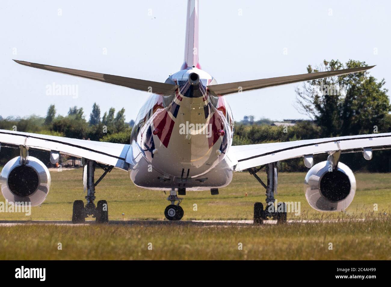 La photo du 25 juin montre l'Airbus Voyager RAF récemment repeint utilisé par Boris Johnson et la famille royale pour les affaires officielles quittant l'aéroport de Cambridge jeudi après-midi. Cet après-midi, on a vu le décollage de Cambridge (jeudi), l'avion nouvellement peint du Premier ministre, avec un nageoire à QUEUE GÉANT DE L'UNION. L'Airbus Voyager de la RAF, qui a subi une refonte de 900,000 £ chez Marshall Aerospace, a été repéré en vol de retour à sa base de la RAF Brize Norton dans l'Oxfordshire. L'avion, qui était autrefois gris, a été refait, avec un nouveau corps blanc et un énorme rouge, blanc et bleu Banque D'Images
