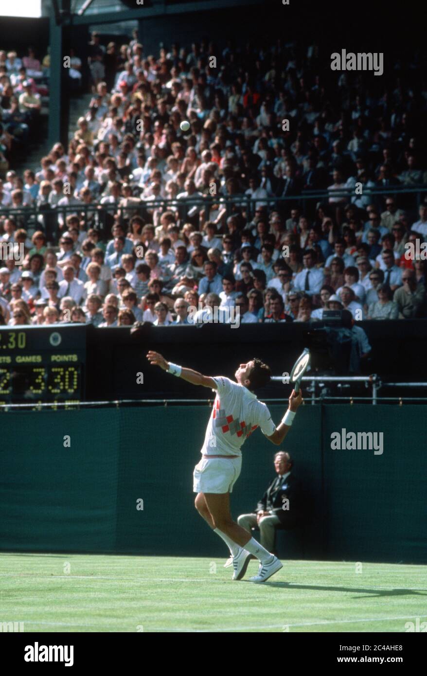 Ivan Lendl se prépare à servir lors d'un match sur le court numéro un à Wimbledon en 1984. Banque D'Images