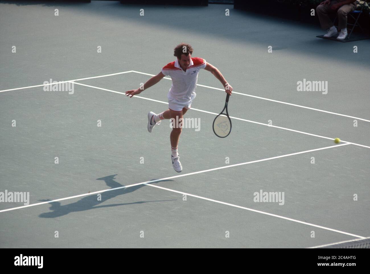 John McEnroe bondissant pour un vol à main levée pendant l'US Open 1983 à Flushing Meadows, New York Banque D'Images