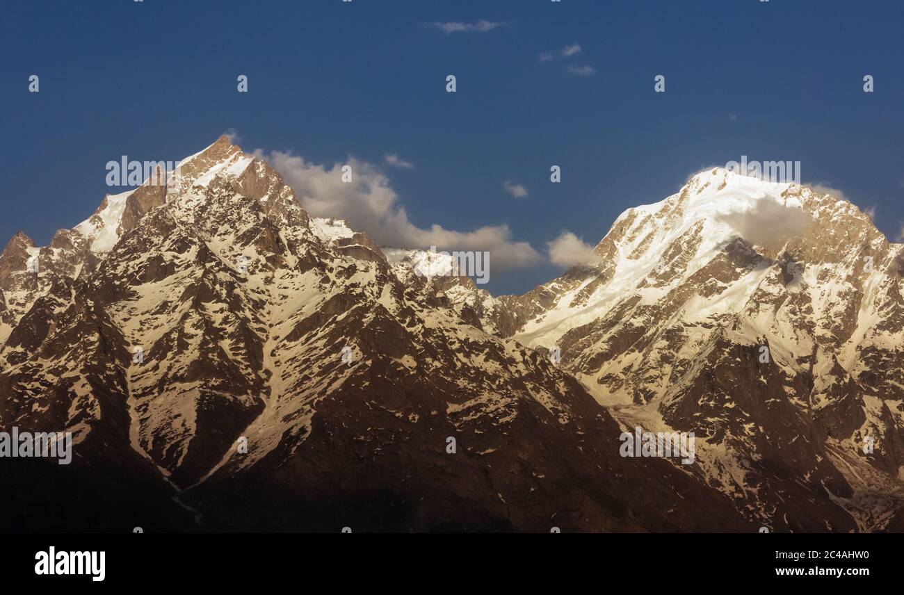 Les sommets enneigés de la chaîne de Kinner Kailash dans le village de Kalpa à Kinnaur dans l'Himalaya indien. Banque D'Images