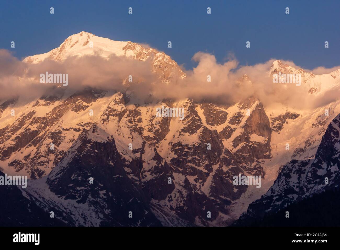 La vue magnifique d'un pic enneigé dans une chaîne de montagnes himalayenne dans le village de Kalpa à Kinnaur dans l'Himalaya indien. Banque D'Images