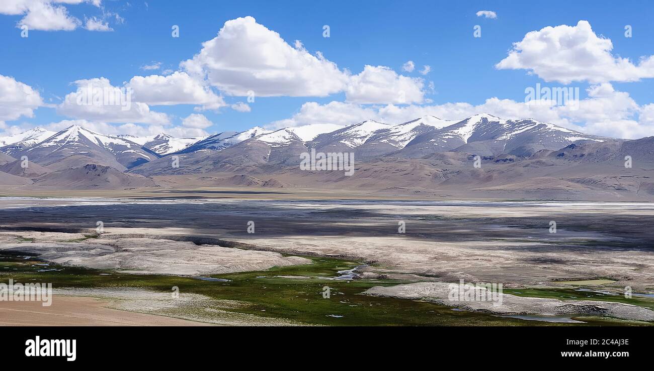 Vue sur le lac TSO Kar, Leh District, Inde. Banque D'Images