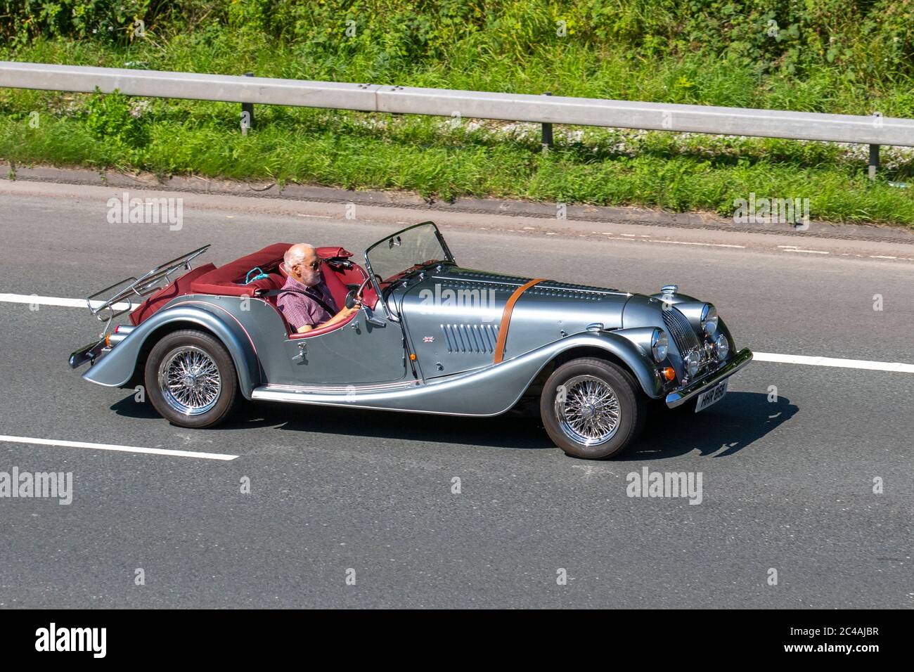 Années 1995 90 années 1990 Silver Morgan ; véhicules de déplacement de trafic automobile, voitures plaque d'immatriculation privée, immatriculations personnalisées, chéries, sans date, marques d'immatriculation DVLA conduisant le véhicule sur les routes britanniques, moteurs, motorisation sur l'autoroute M6 Banque D'Images