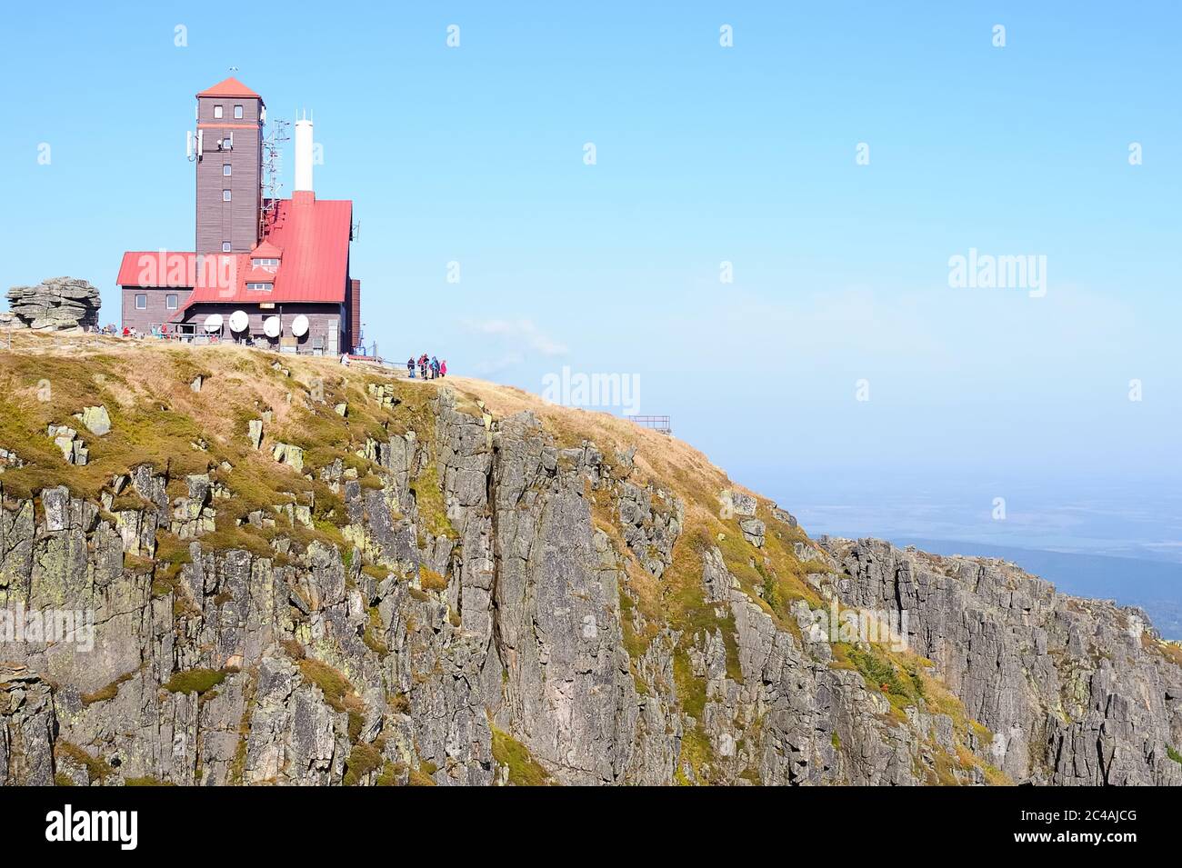 Vue sur les pots enneigés. Le sentier de montagne dans les montagnes de Karkonosze à la frontière polonaise et tchèque. Banque D'Images