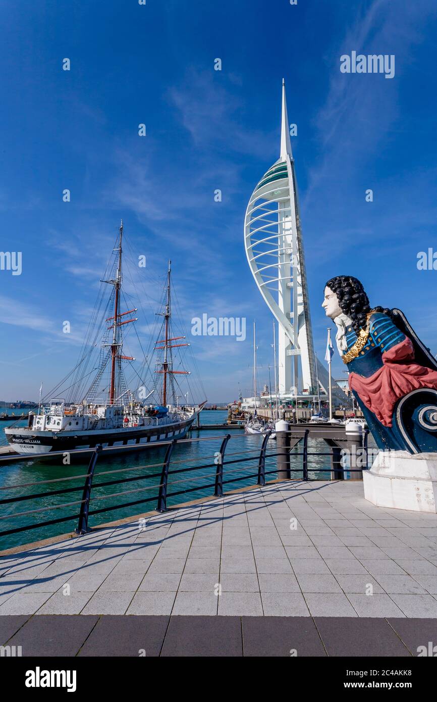 Gunwharf Quay, figurehead et Emirates Spinnaker Tower, Portsmouth, Royaume-Uni Banque D'Images