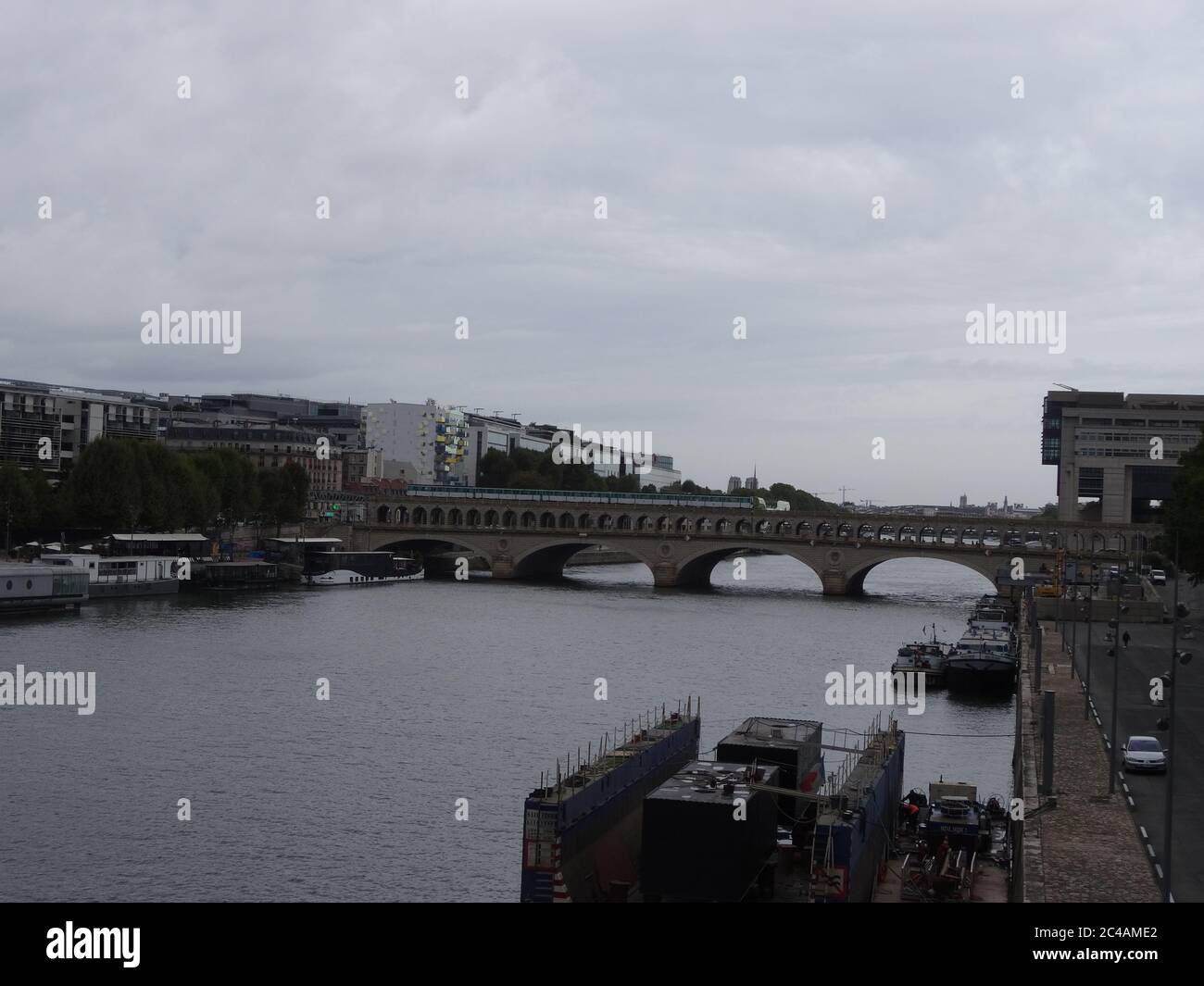 Bercy est une arène et un parc populaires près de lui. Situé à Paris, France. Traversez le parc et le pont Passerelle Simone-de-Beauvoir sur la Seine Banque D'Images