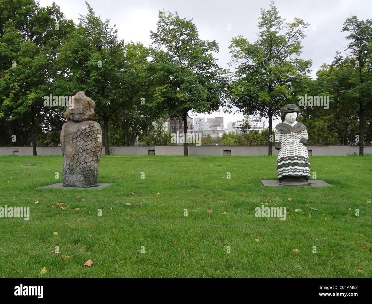 Bercy est une arène et un parc populaires près de lui. Situé à Paris, France. Traversez le parc et le pont Passerelle Simone-de-Beauvoir sur la Seine Banque D'Images
