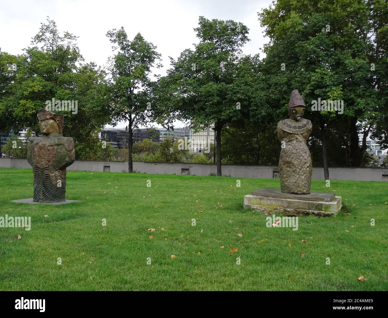 Bercy est une arène et un parc populaires près de lui. Situé à Paris, France. Traversez le parc et le pont Passerelle Simone-de-Beauvoir sur la Seine Banque D'Images