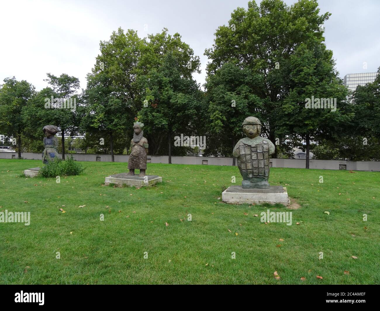 Bercy est une arène et un parc populaires près de lui. Situé à Paris, France. Traversez le parc et le pont Passerelle Simone-de-Beauvoir sur la Seine Banque D'Images