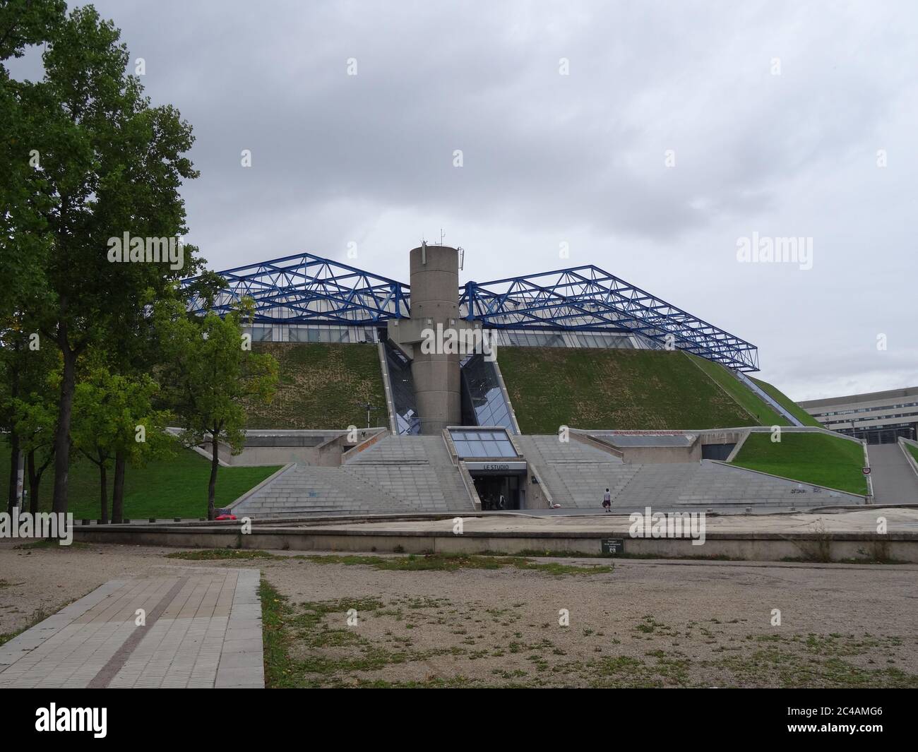 Bercy est une arène et un parc populaires près de lui. Situé à Paris, France. Traversez le parc et le pont Passerelle Simone-de-Beauvoir sur la Seine Banque D'Images
