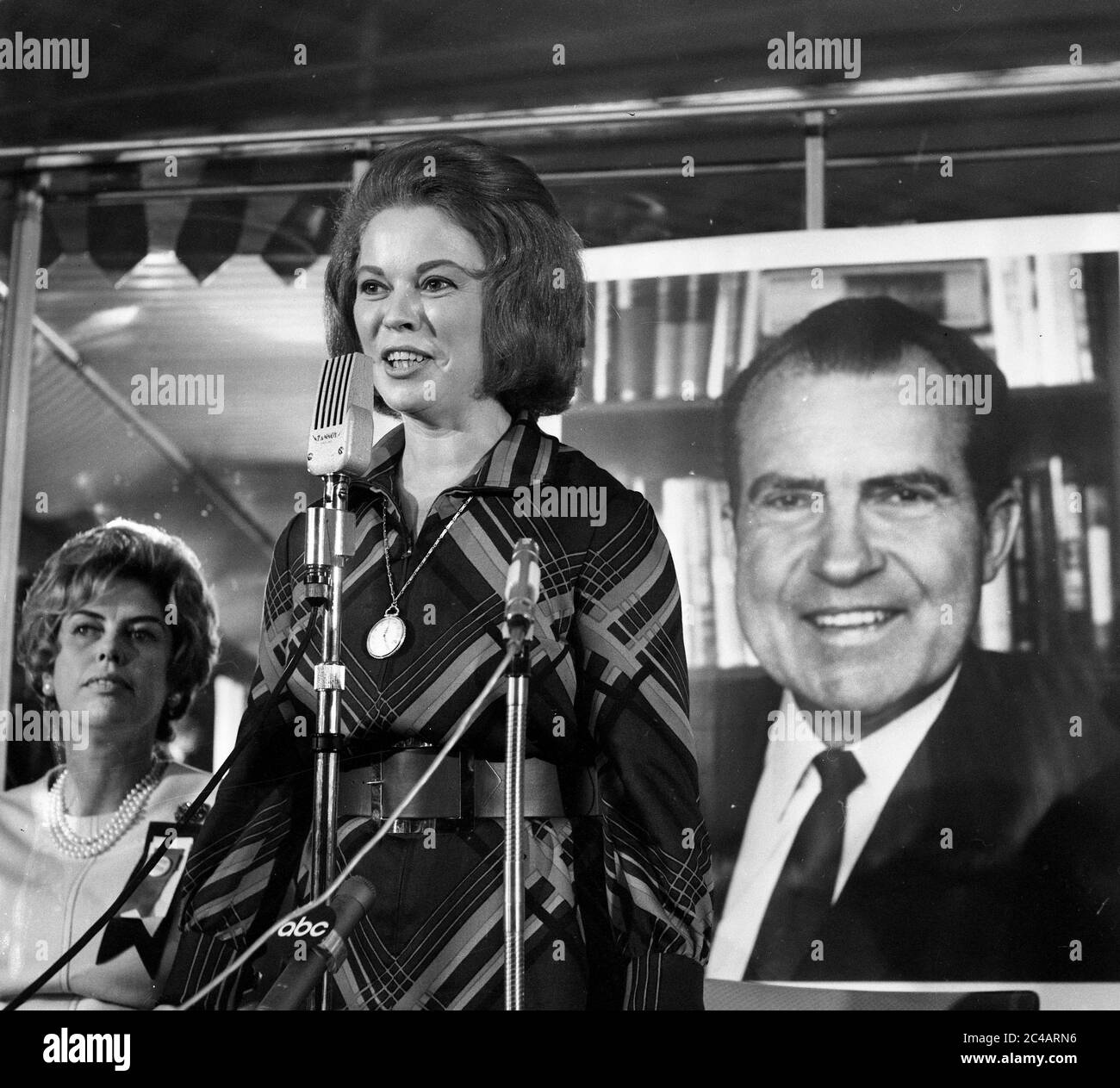 Shirley Temple l'ancienne actrice américaine d'enfants qui s'est exprimé devant une affiche de Richard Nixon lors d'une conférence de presse électorale du Parti républicain au Cafe Royal à Londres. 13 septembre 1968 : Banque D'Images