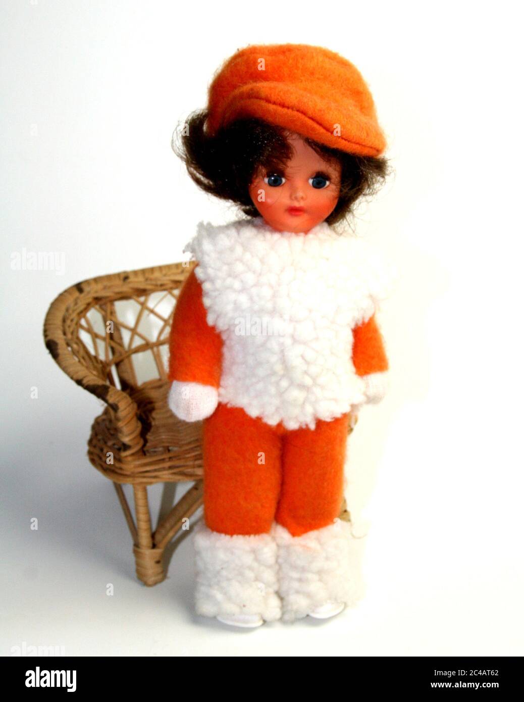 Poupee 1970 avec cauteuil en osier / 1970 poupée avec fauteuil en osier Banque D'Images