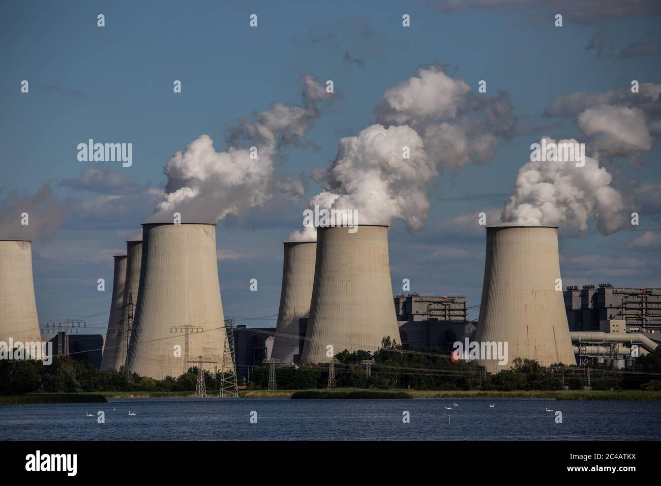 Tours de refroidissement à la centrale électrique Jänschwalde, Brandebourg, Allemagne Banque D'Images