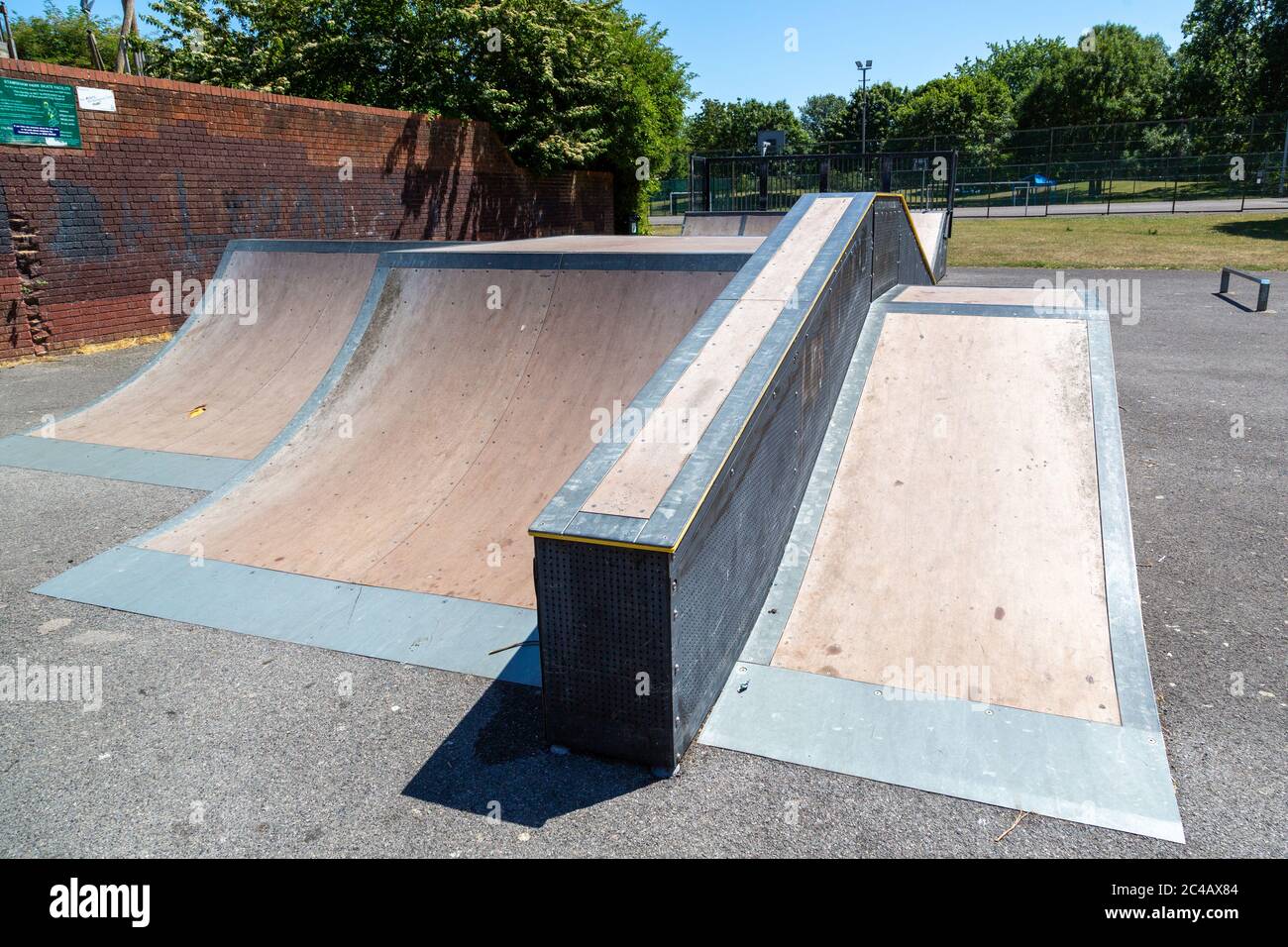 skate rampes dans un parc local pour le skateboard sans que personne ne les utilise Banque D'Images