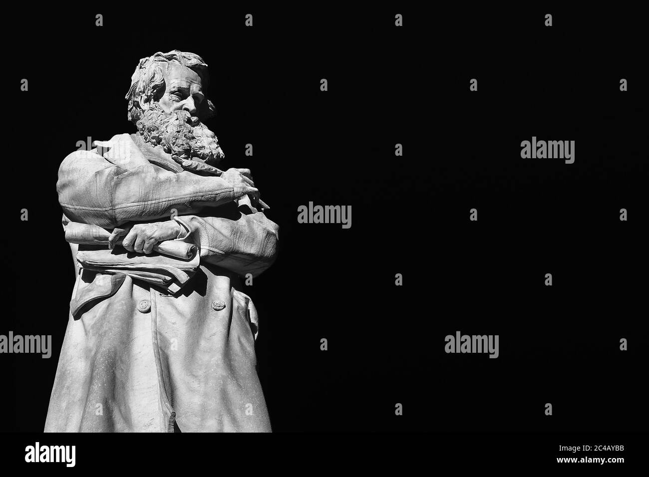 Intellectuel et sage. Statue en marbre de Niccolo Tommaseo érigée en 1882 au centre de la place Santo Stefano Venise (noir et blanc avec copie s Banque D'Images