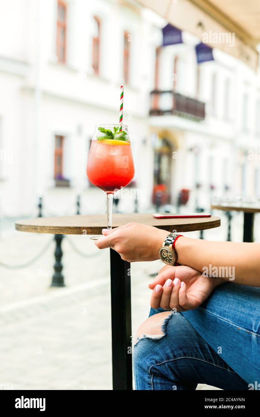 Dégustez un cocktail d'été froid dans un verre de vin sur la terrasse d'un café Banque D'Images