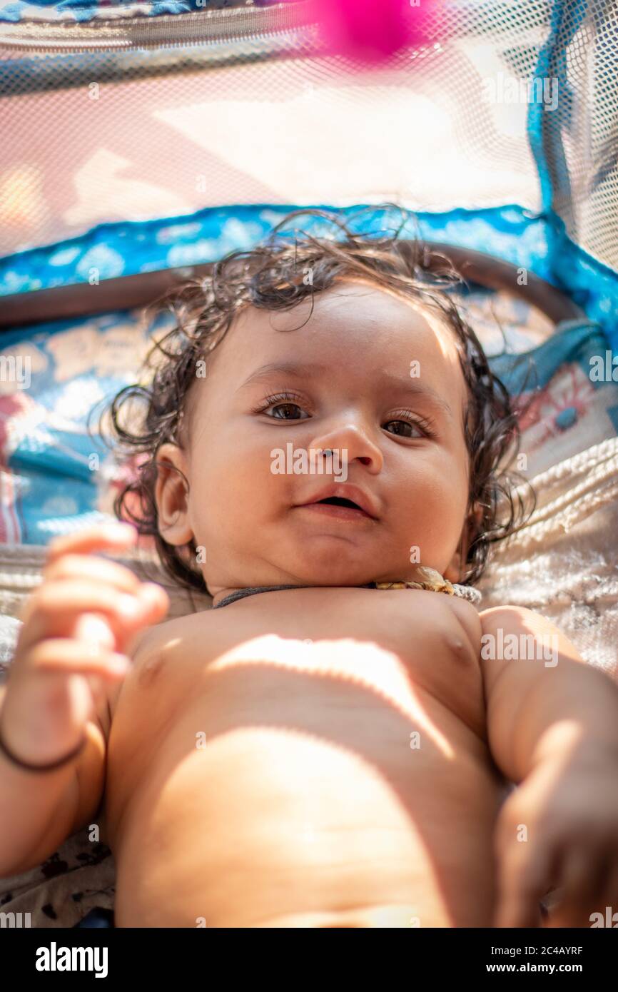 Mignon Drole Rire De Bebe Indien Avoir Plaisir A Jouer Des Images De Stock Photo Stock Alamy
